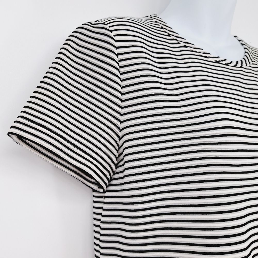 St.John Black White Ribbed Stripe Short Sleeve Basic Top‎ Size Medium - Picture 3 of 9
